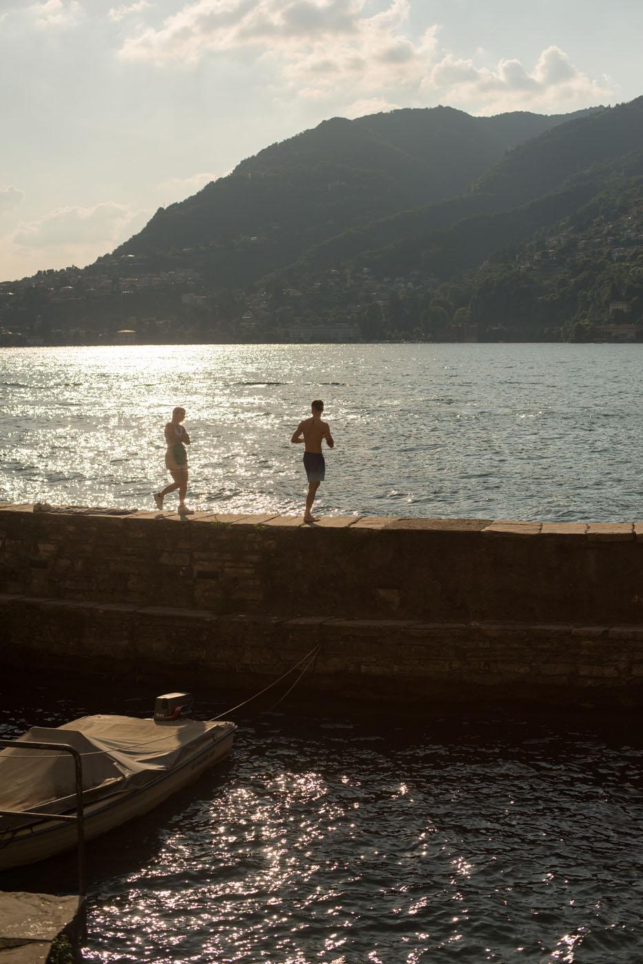 Bagno nel lago al tramonto, attività all'aperto sul Lago di Como